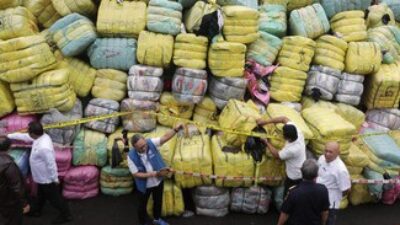 Bareskrim Sita 1.883 Bal Pakaian Bekas dari Jepang dan Korea