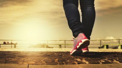 Rutin Jalan Kaki Efektif Cegah Sakit Punggung