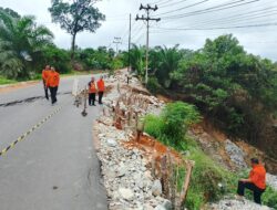 Beram Jalan Embaong Longsor, Warga Diminta Hati-hati Melintas