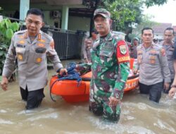 Polri Kerahkan Personel Evakuasi Bantu Warga Korban Banjir di Bekasi dan Depok
