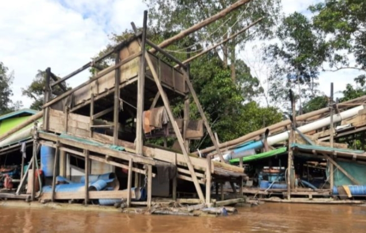 Lanting tambang emas ilegal berjejer di aliran Sungai Kapuas, Desa Samarangkai, Kecamatan Kapuas, Kabupaten Sanggau, diduga kuat memiliki jaringan langsung dengan pemodal inisial (AS). Foto: (Dok.HO/Faktakalbar.id)