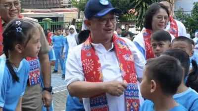 Mendikdasmen-Abdul-Muti-berbincang-dengan-murid-SDN-Cideng-02