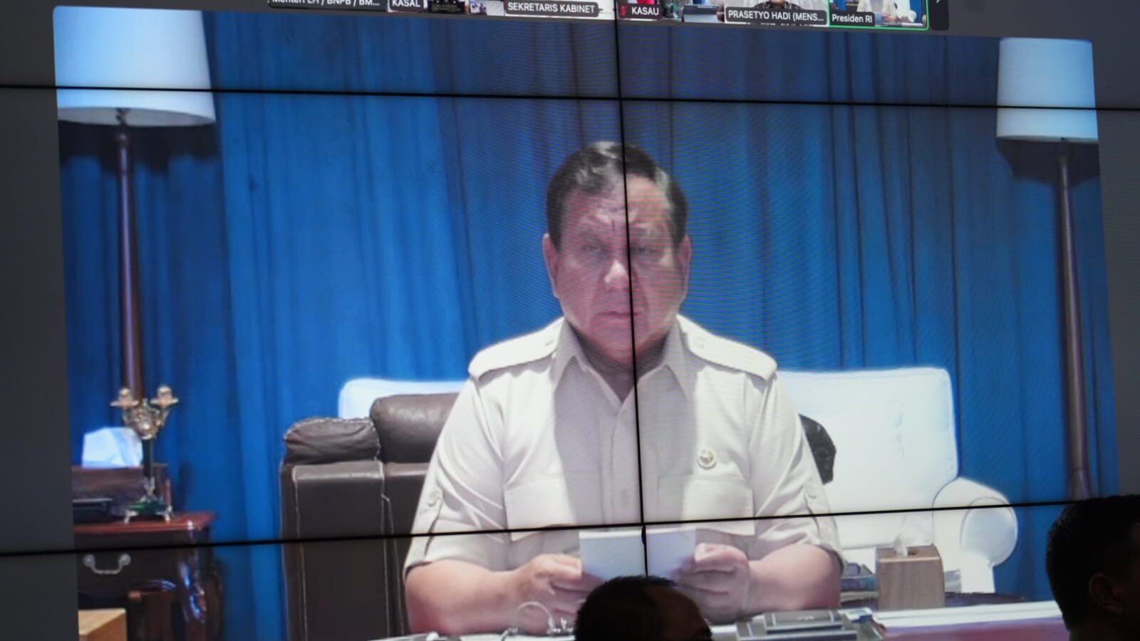 Presiden Prabowo beri peringatan keras pada perusahaan pembakar lahan. Karhutla ancaman serius dan akan ditindak tegas.