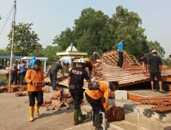 Bencana! Angin Kencang Karanganyar Rusak 13 Rumah dan Fasilitas Publik, BPBD Turun Tangan