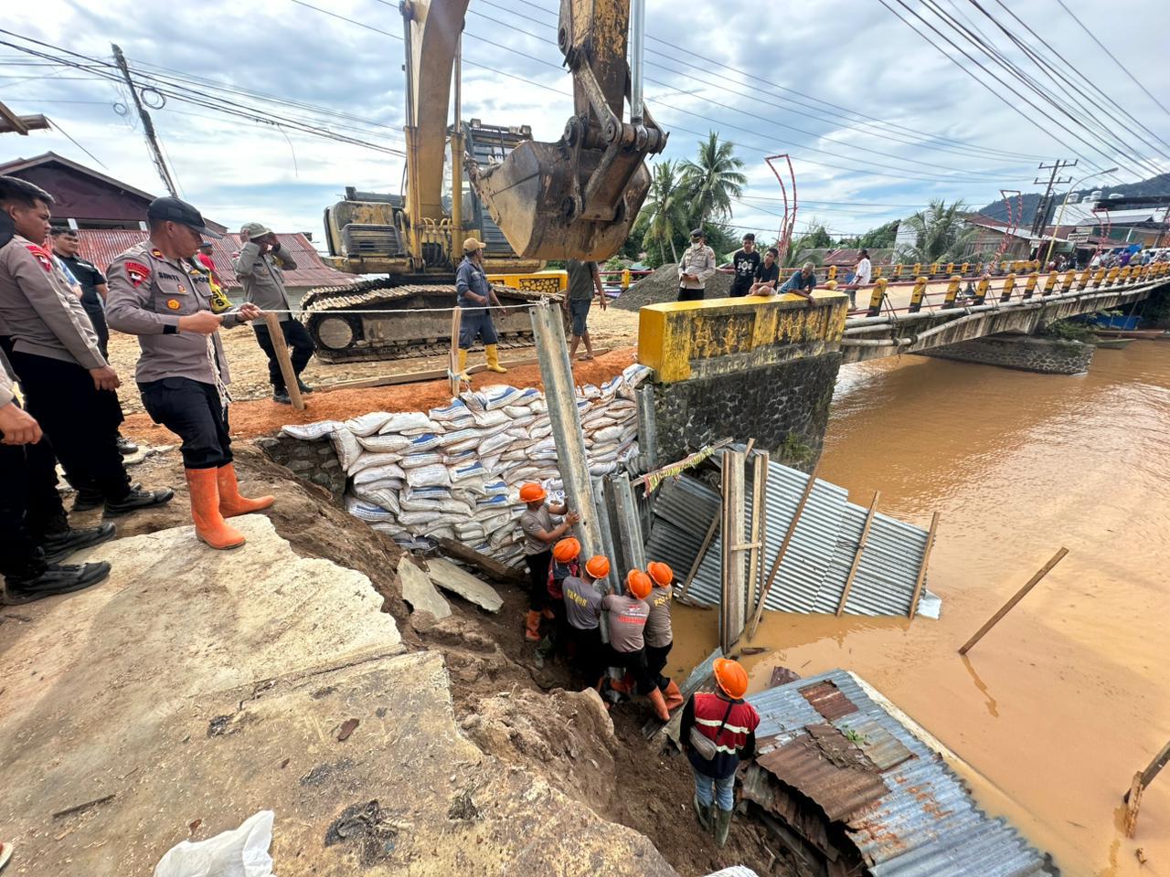 Brimob Polda Sumut Pulihkan Jembatan Halangan Tapanuli 3 Hari