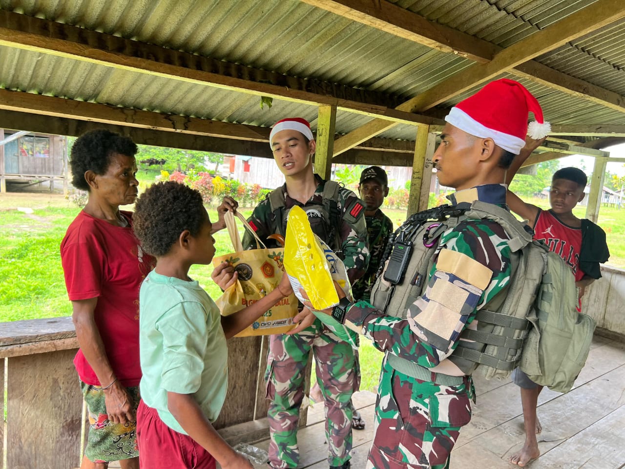 Natal 2025: Satgas Pamtas Papua Bagikan Sembako di Keerom