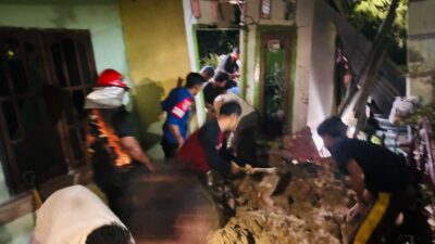 Petugas-BPBD-bersama-tim-SAR-mengevakuasi-warga-terdampak-bencana-banjir