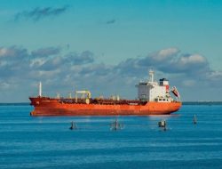 Sentimen Dovish The Fed dan Risiko Perang: Harga Minyak Brent dan WTI Melonjak 1 Persen