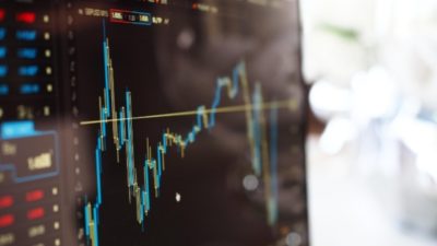 IHSG Ditutup Menguat 8.263, Sektor Utilitas dan Teknologi Menopang